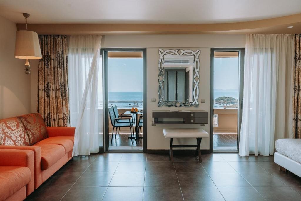 Deluxe Junior Suite with Sea View room - Image 3