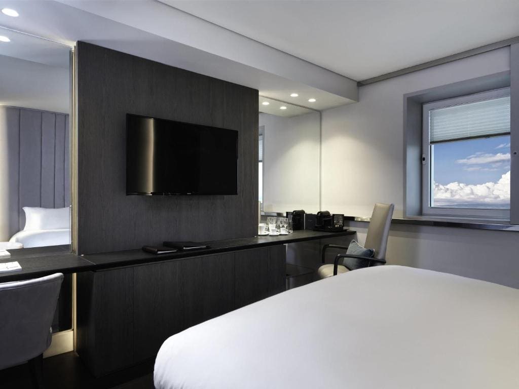Luxury Queen Room room - Image 1