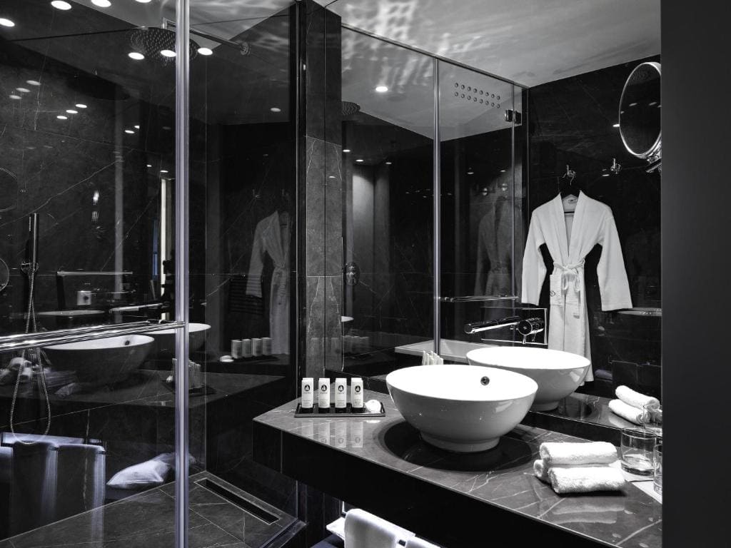 Luxury Queen Room room - Image 2