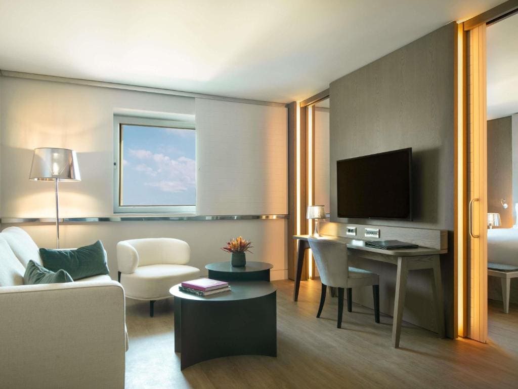 Club King Suite - Lounge Access room - Image 2