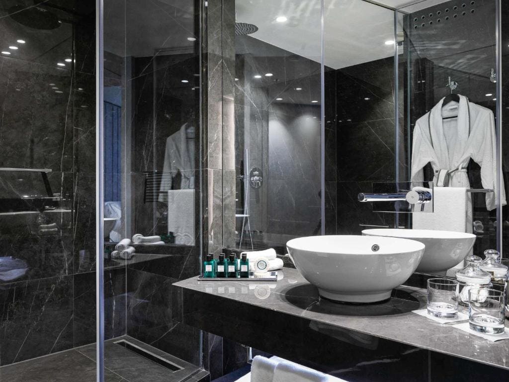 Club Luxury Queen Room - Lounge Access room - Image 3
