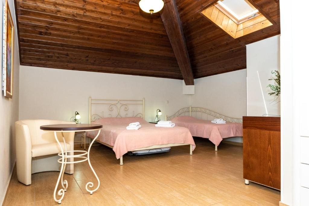 Economy Triple Room room - Image 2