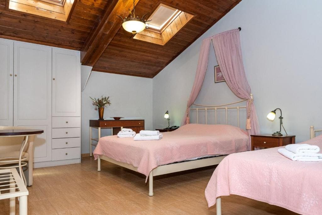 Economy Triple Room room - Image 1