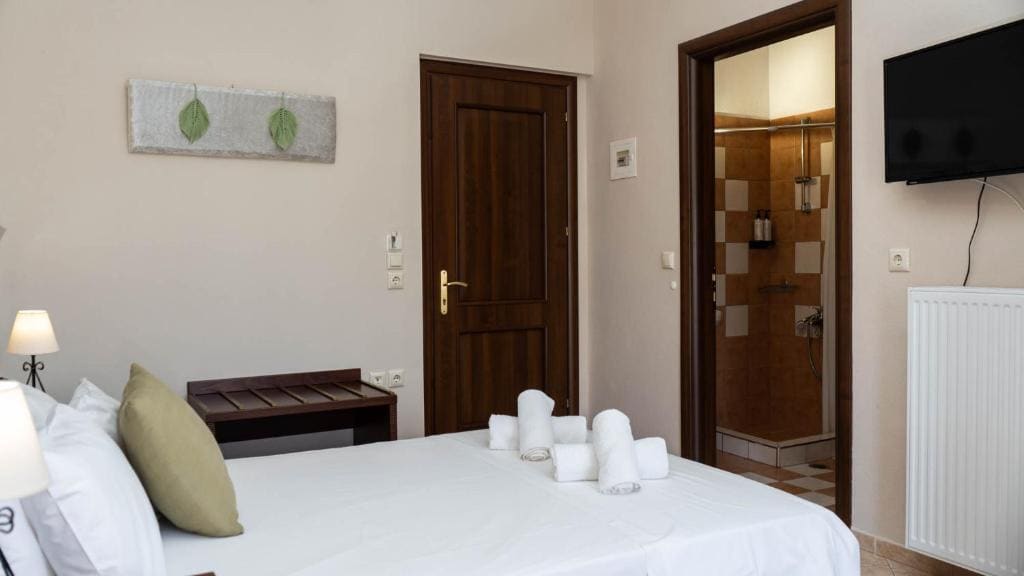 Double Room with Mountain View room - Image 2