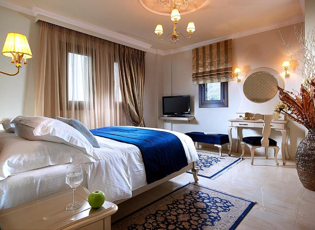 Stevalia Deluxe Suite with balcony and Panoramic Sea View room - Image 1