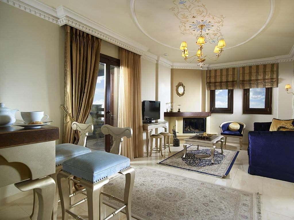 Stevalia Deluxe Suite with balcony and Panoramic Sea View room - Image 2