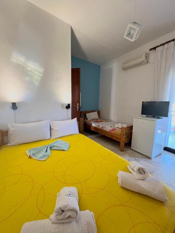 Standard Triple Room with Sea View room - Image 2