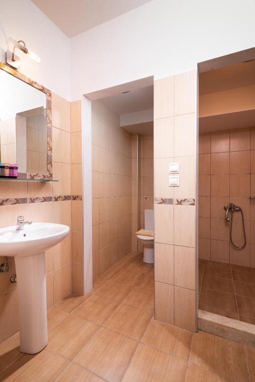 Classic Triple Room room - Image 2