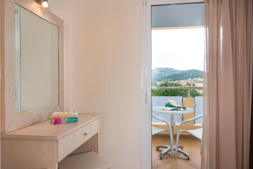 Double Room with Balcony room - Image 3