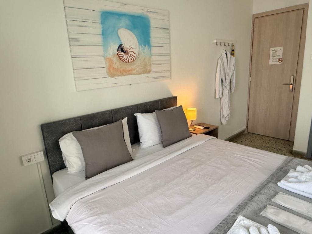 Deluxe Triple Room with Sea View room - Image 3
