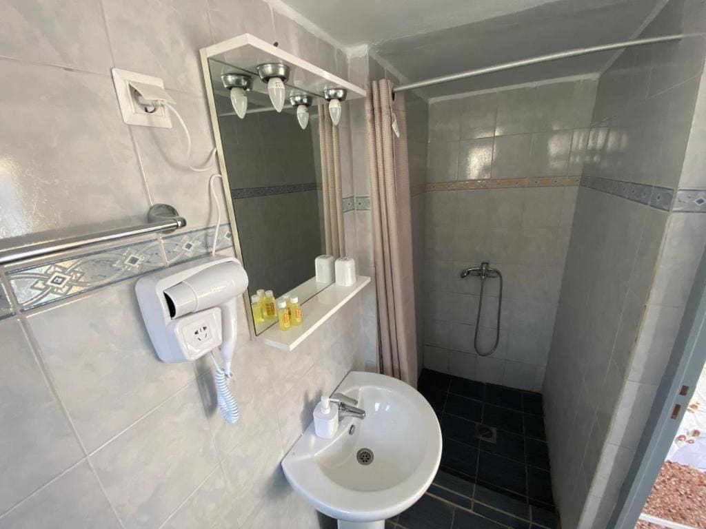 Standard Triple Room room - Image 3