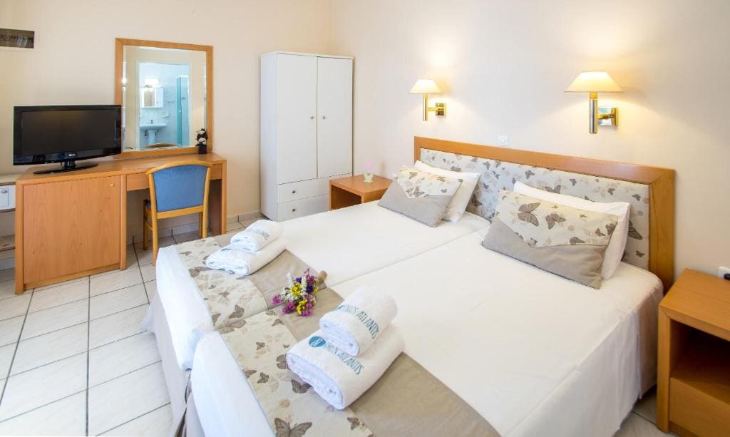 Interconnected Family Apartment with Terrace room - Image 3