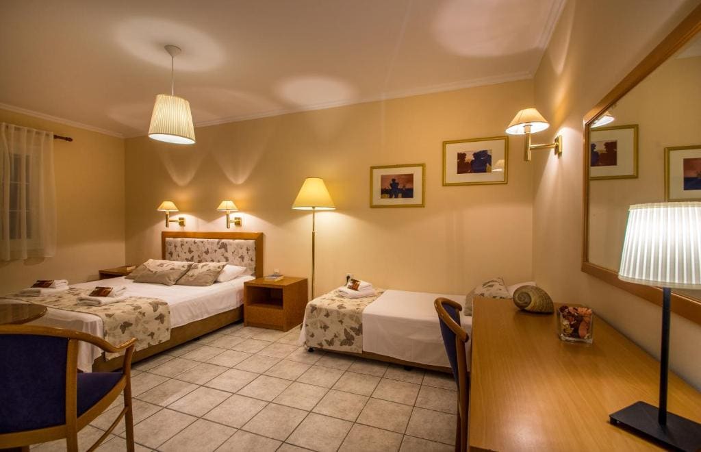 Superior Triple Room room - Image 2