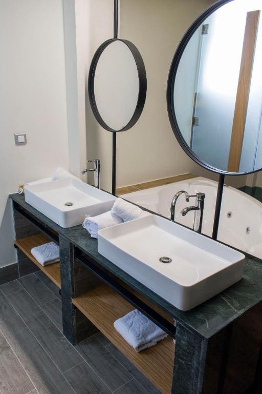 King Suite with Spa Bath room - Image 3
