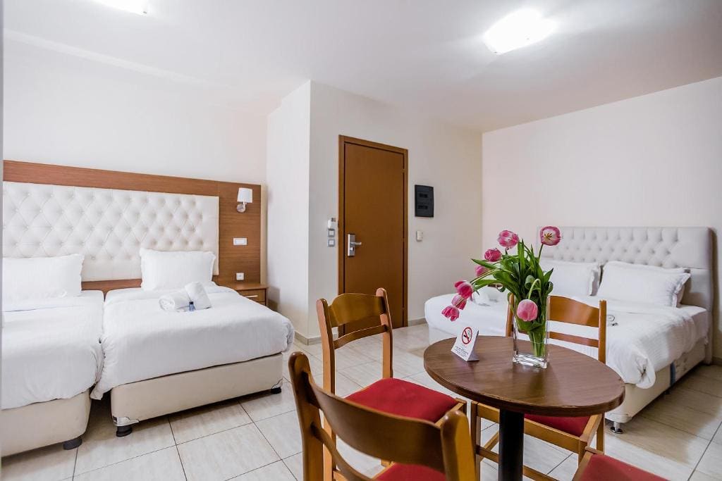 Twin Room with Balcony room - Image 3