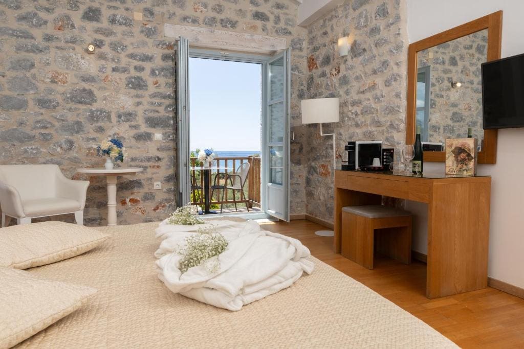 Deluxe Room with sea/side sea view room - Image 3