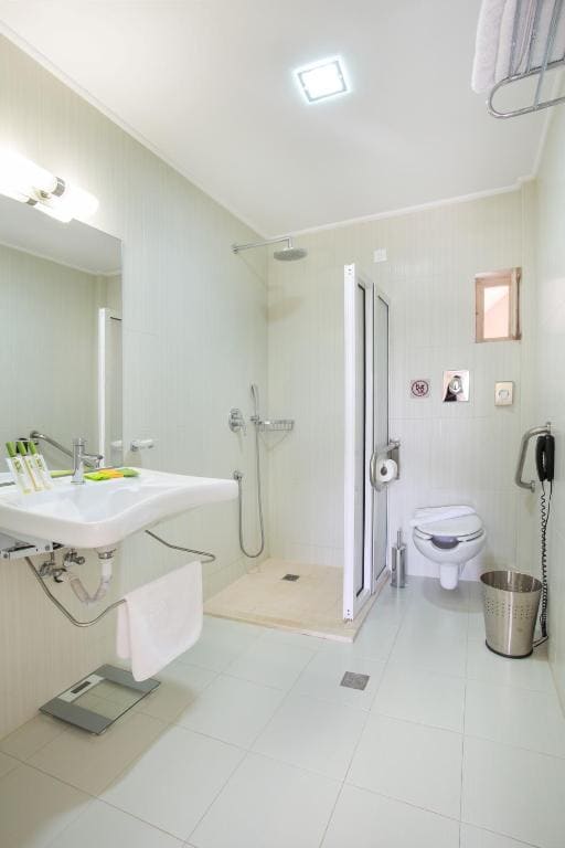 Twin Room - Disability Access room - Image 3
