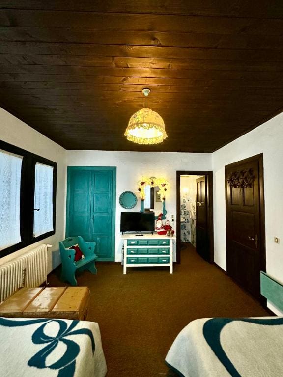 Double Room with Mountain View room - Image 3