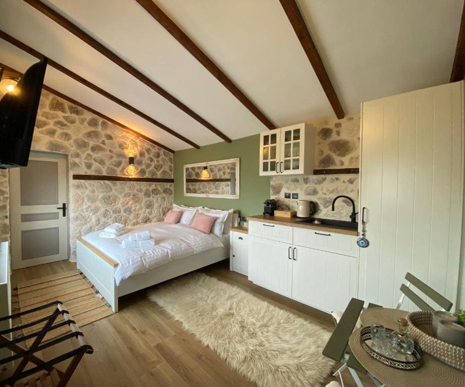 Double Room with Mountain View room - Image 2