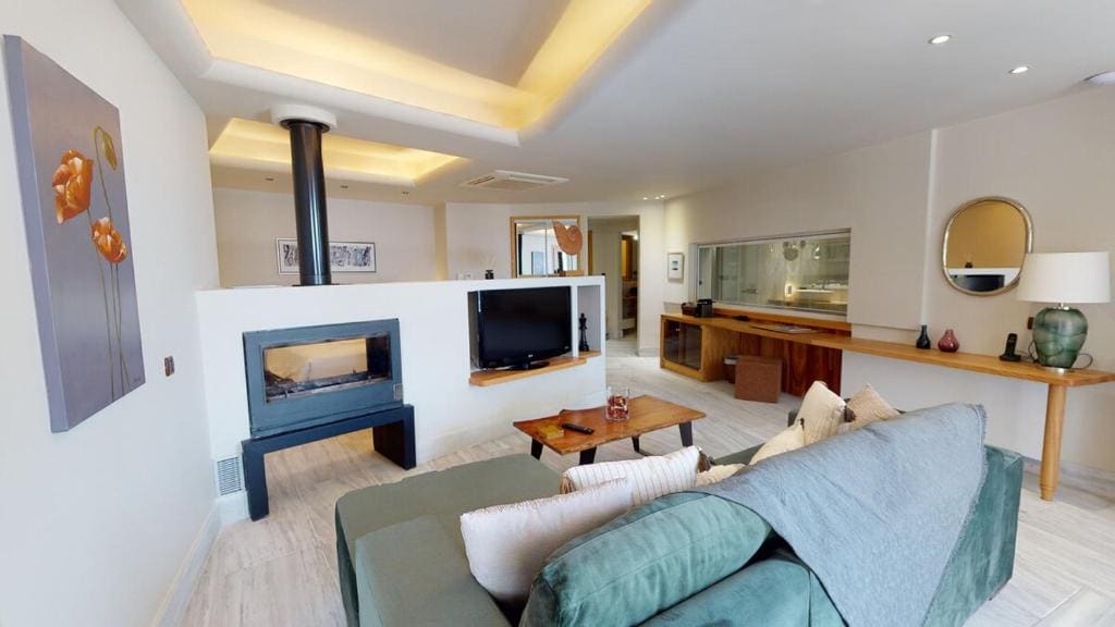 Queen Suite with Spa Bath room - Image 1