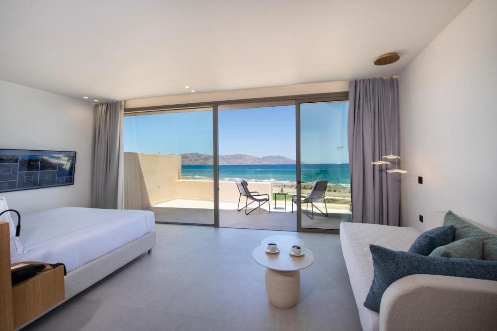 Sky Junior Suite Sea View room - Image 2