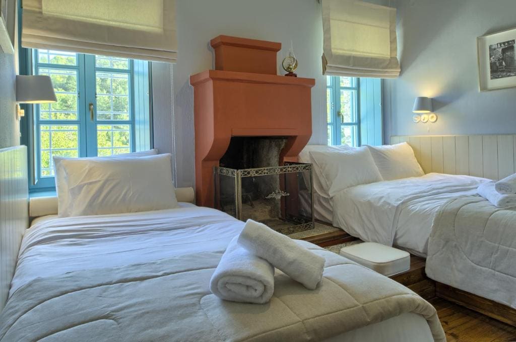 Triple Room with Fireplace and Mountain View room - Image 3