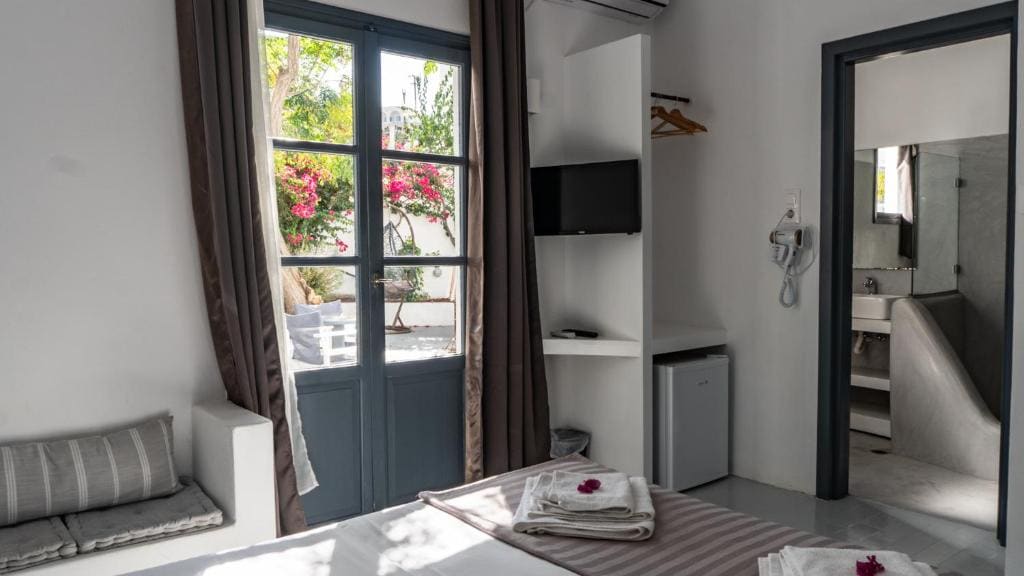 Double Room with Garden View room - Image 3