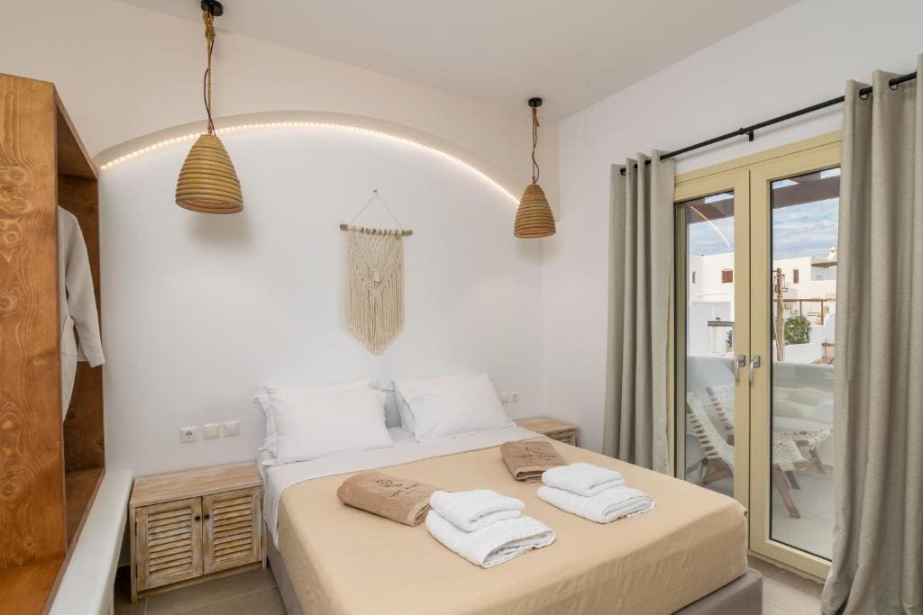 One-Bedroom Apartment with Balcony and Sea View room - Image 2