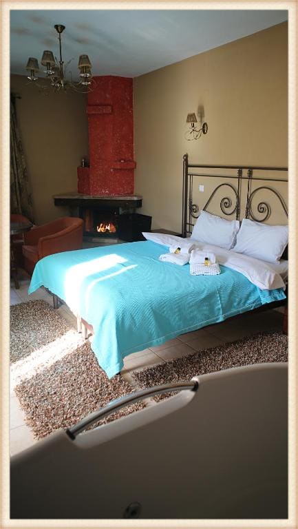 Superior Suite with Hot Tub room - Image 3