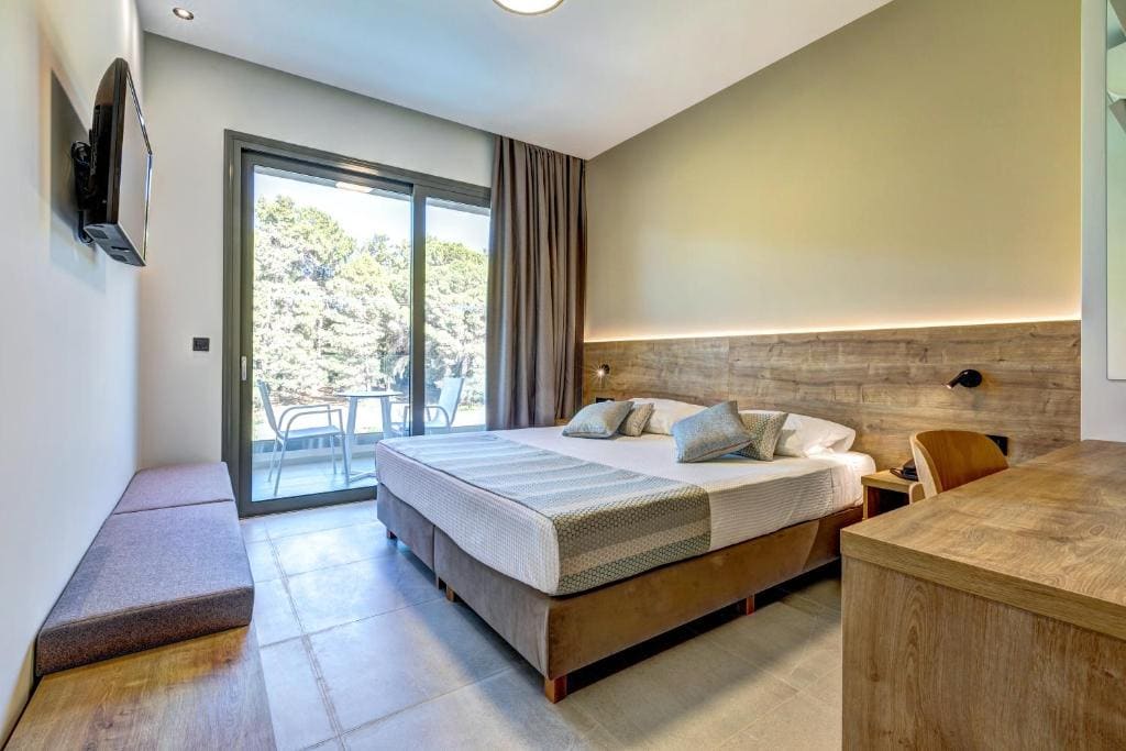 Family Room with Pool View room - Image 3