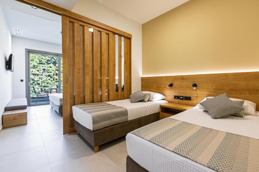 Family Room with Pool View room - Image 1
