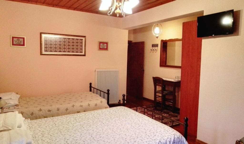 Superior Triple Room room - Image 2
