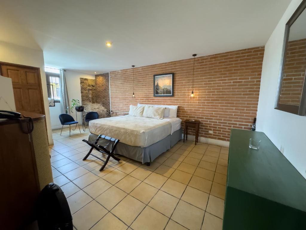 King Suite room - Image 2