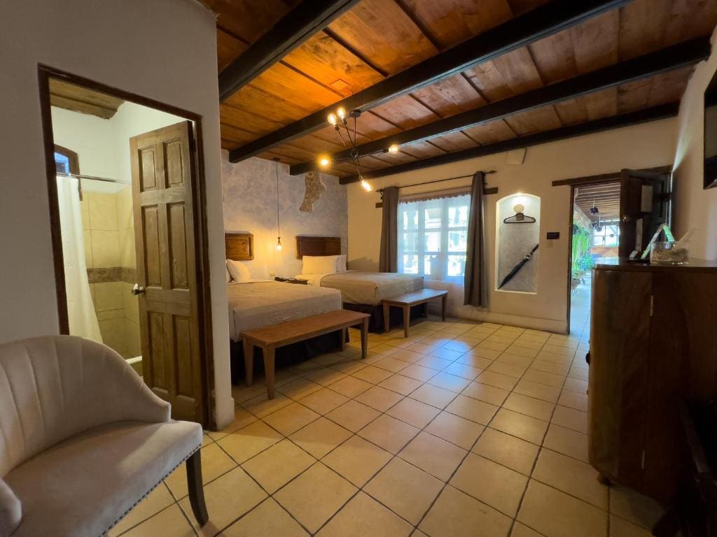 Standard Quadruple Room room - Image 2
