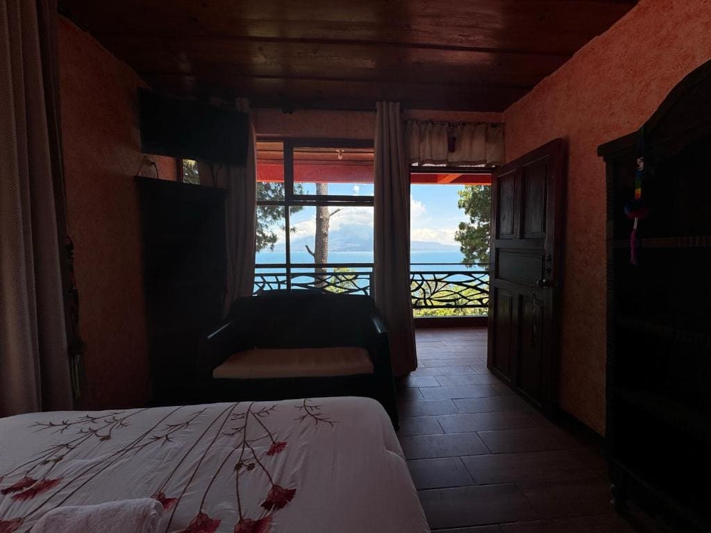 Double Room with Lake View room - Image 3