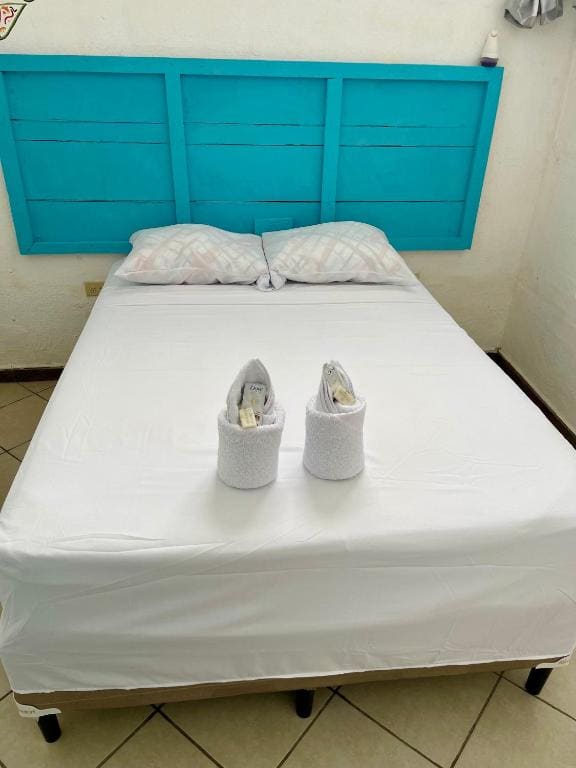 Standard Double Room with Shared Bathroom room - Image 3