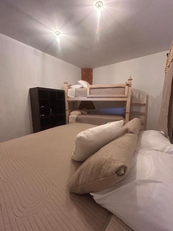 Classic Quadruple Room room - Image 2