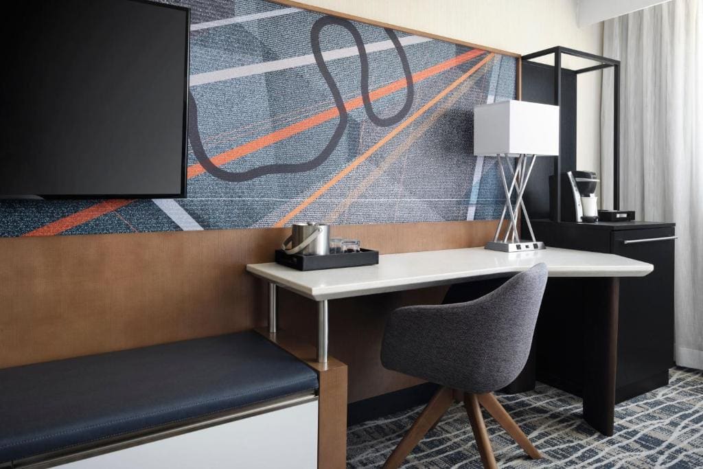Standard King Room with Adapted Tub - Mobility and Hearing Accessible room - Image 1