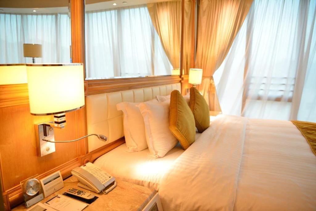 Executive Suite with Lounge Access room - Image 3