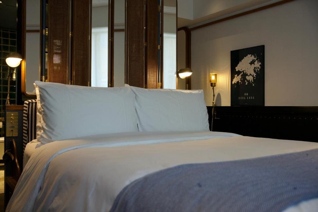 Medium Room with Queen Bed room - Image 1