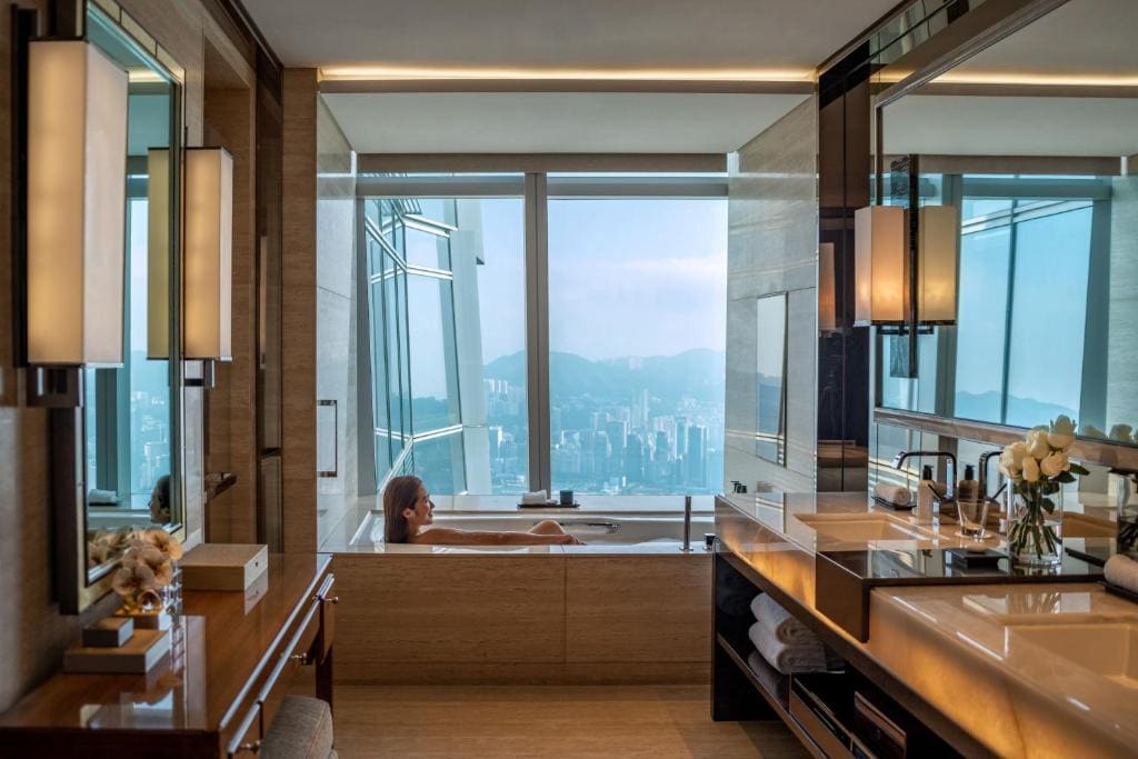 Premier Executive Suite with King Bed and Club Lounge Access room - Image 1