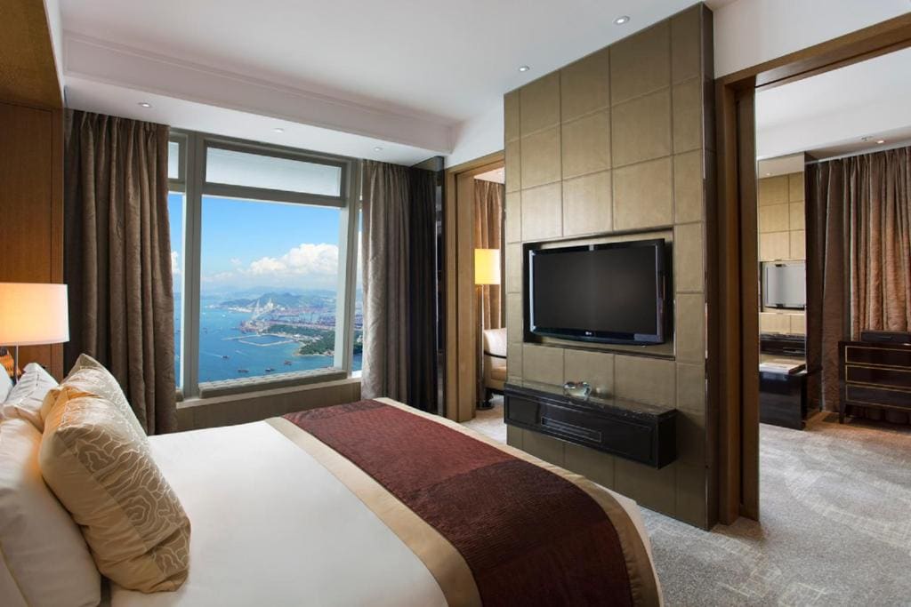 Deluxe Victoria Harbour Suite with King Bed, Club Lounge Access room - Image 1