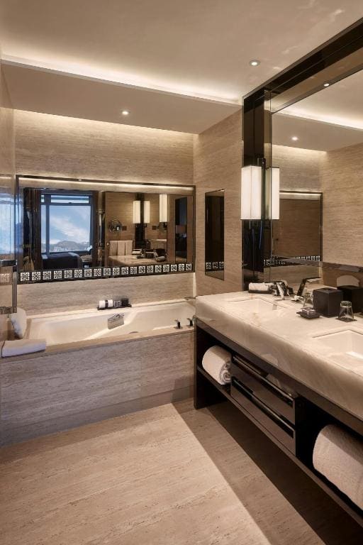 Grand Victoria Harbour with King Bed room - Image 3