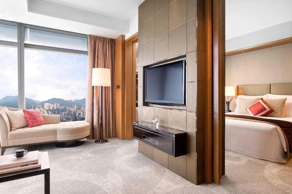 Deluxe Victoria Harbour Suite with King Bed, Club Lounge Access room - Image 2
