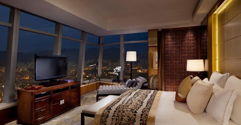 Premier Executive Suite with King Bed and Club Lounge Access room - Image 2