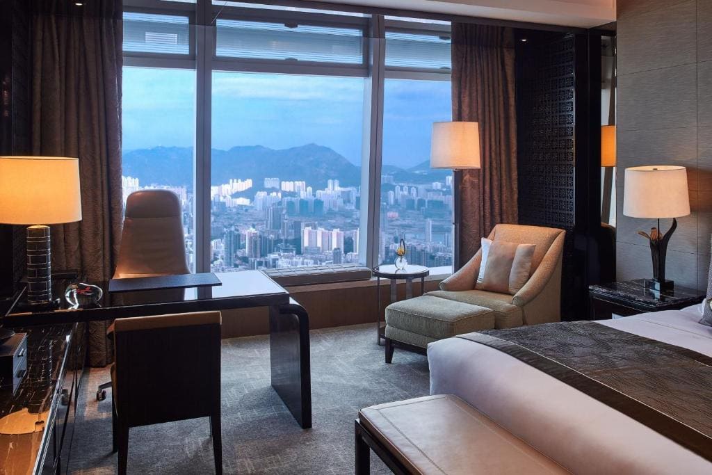 Deluxe Victoria Harbour Suite with King Bed, Club Lounge Access room - Image 3