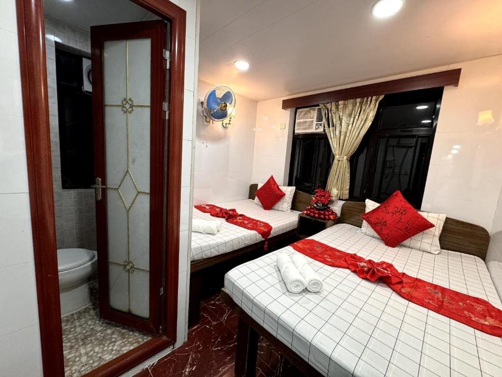 Luxury Triple Room room - Image 1