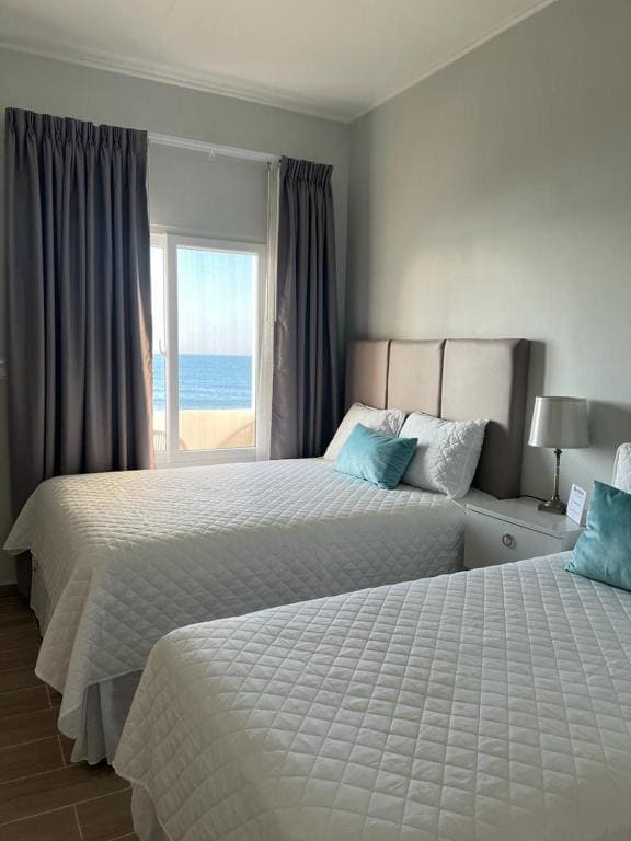 Deluxe Double Room with Sea View room - Image 3