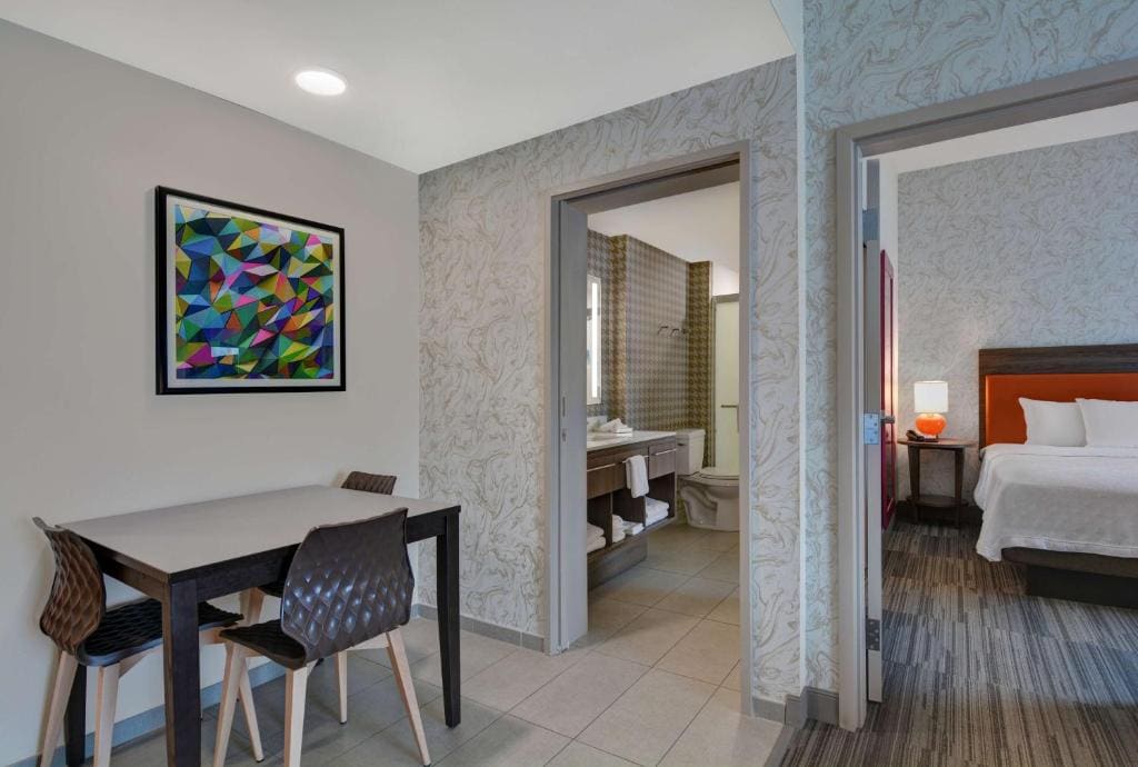 King Suite - Hearing Access/Non-Smoking room - Image 1