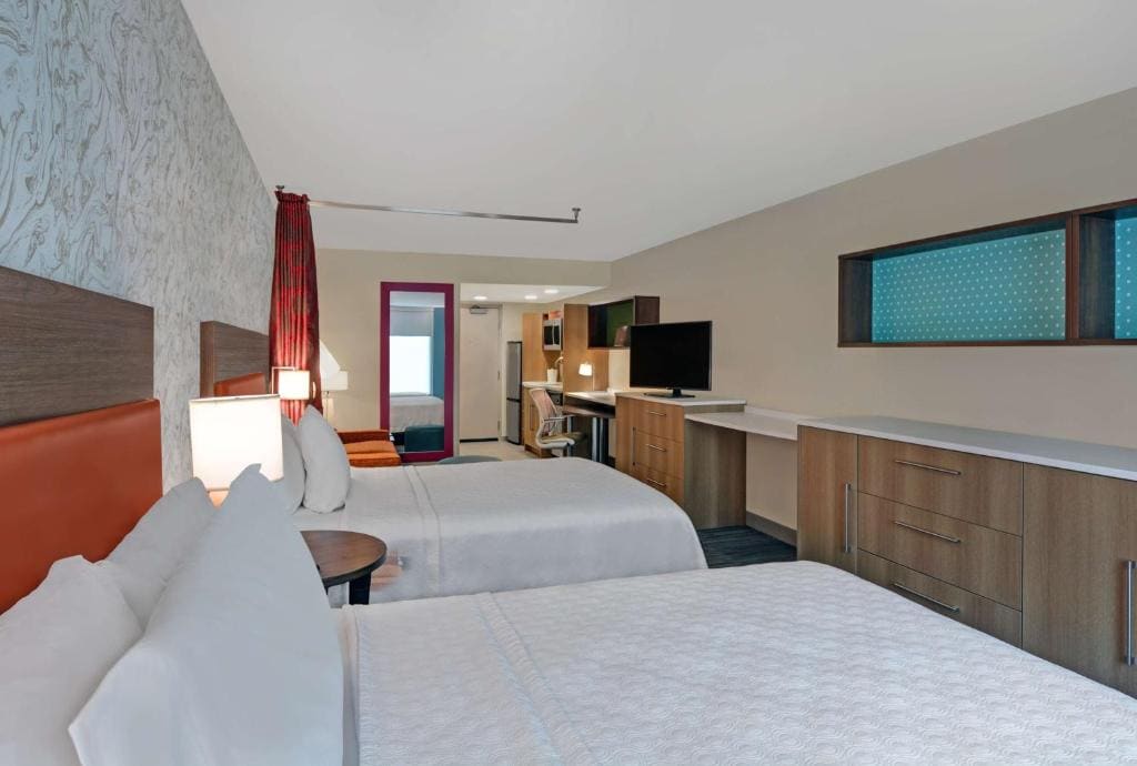 Queen Studio with Two Queen Beds - Non-Smoking room - Image 2